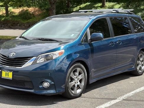 Used 2011 Toyota Sienna SE image 1
