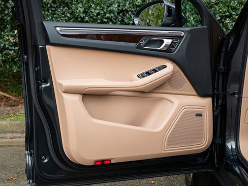 Used 2025 Porsche Macan image 26