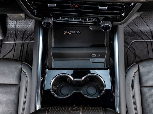 Used 2025 Chevrolet Tahoe High Country AWD/4WD image 28