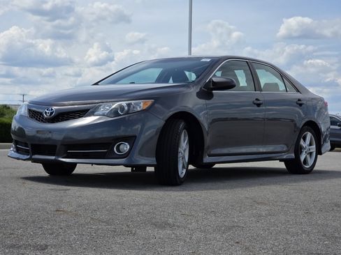 Used 2013 Toyota Camry SE FWD image 9