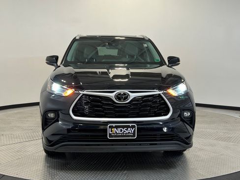 Used 2023 Toyota Highlander XLE image 2