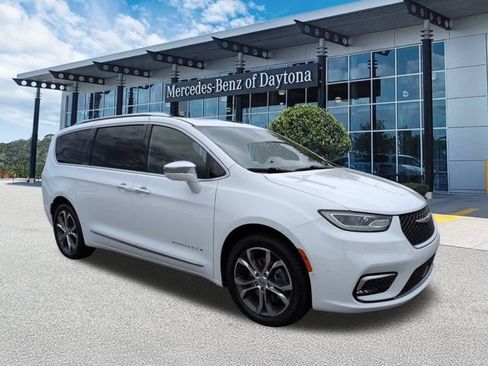 Used 2021 Chrysler Pacifica Pinnacle AWD/4WD image 2