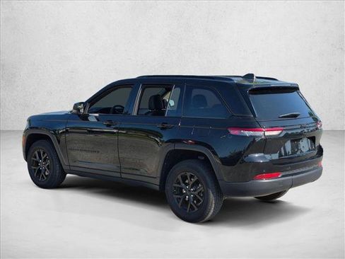 Used 2025 Jeep Grand Cherokee Altitude RWD image 8