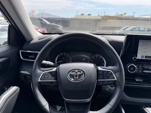Used 2025 Toyota Highlander LE FWD image 35