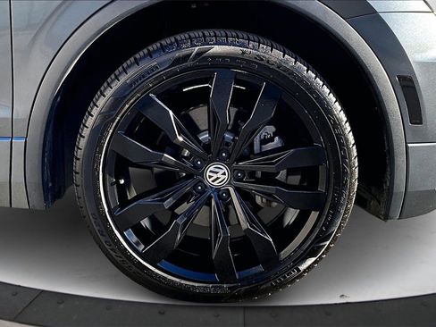 Used 2021 Volkswagen Tiguan SE R-Line image 34