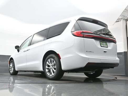 New 2026 Chrysler Pacifica Select image 14