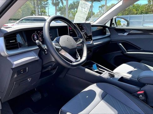 Certified 2026 Volkswagen Tiguan SE w/ Panoramic Sunroof Package FWD image 14