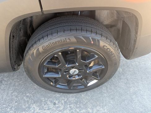 Used 2022 Jeep Renegade Latitude AWD/4WD image 18