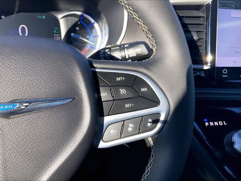 Used 2025 Chrysler Pacifica Select image 24