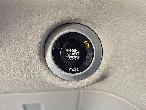 Used 2023 Chrysler Pacifica Touring-L FWD image 37