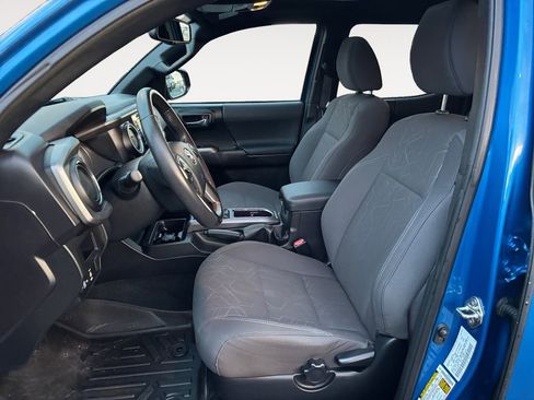 Used 2016 Toyota Tacoma TRD Sport w/ Premium & Technology Package image 16