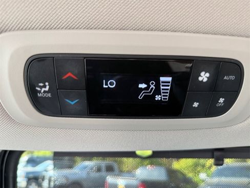 Certified 2024 Chrysler Pacifica Touring-L image 28