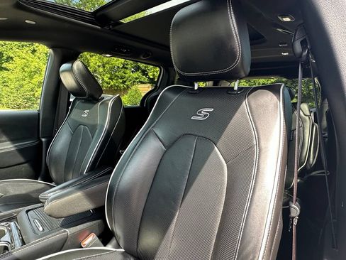 Used 2025 Chrysler Pacifica Limited FWD image 21