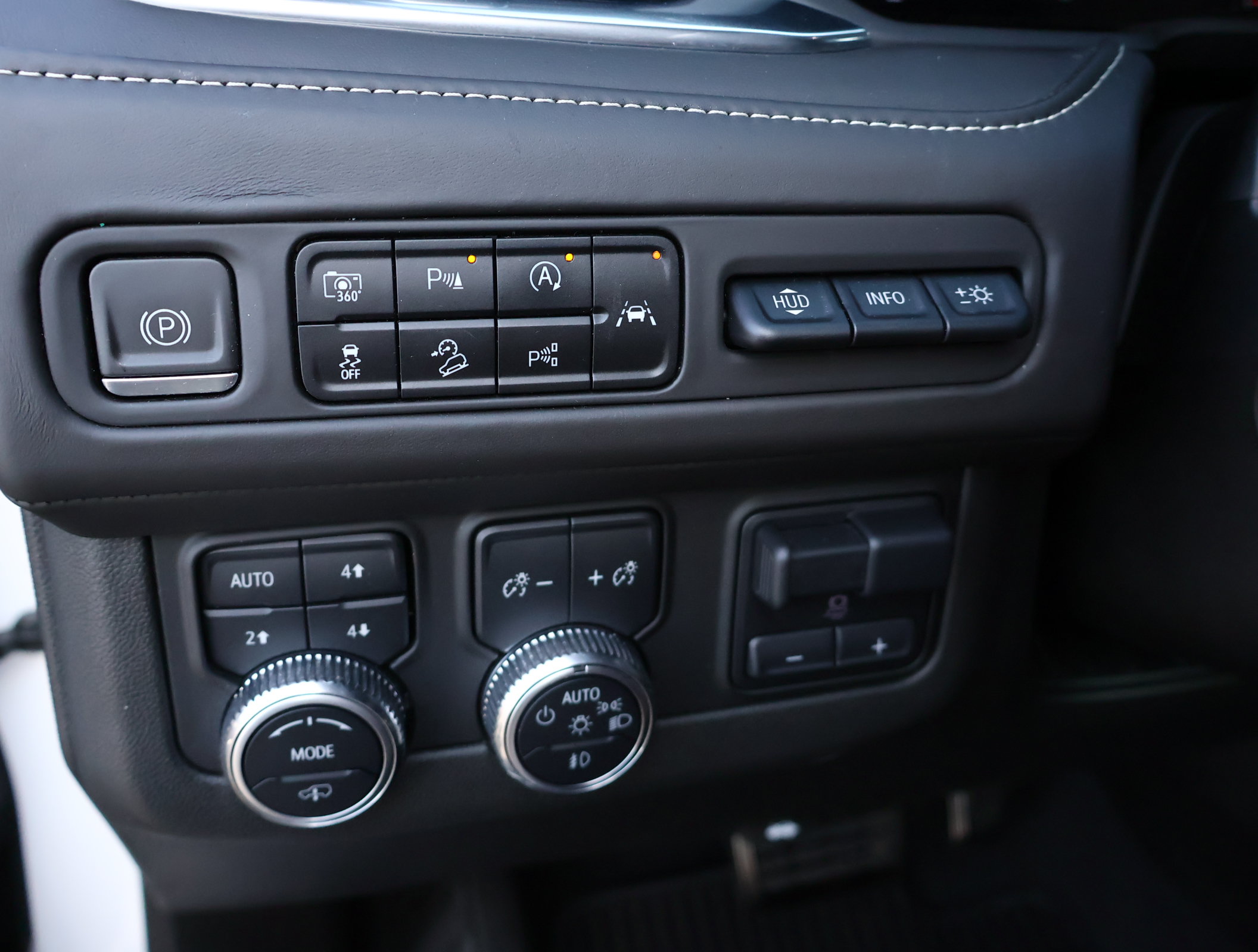 Used 2023 GMC Yukon Denali Ultimate AWD/4WD image 12