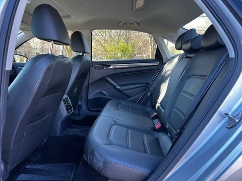 Used 2018 Volkswagen Passat 2.0T SE FWD image 16