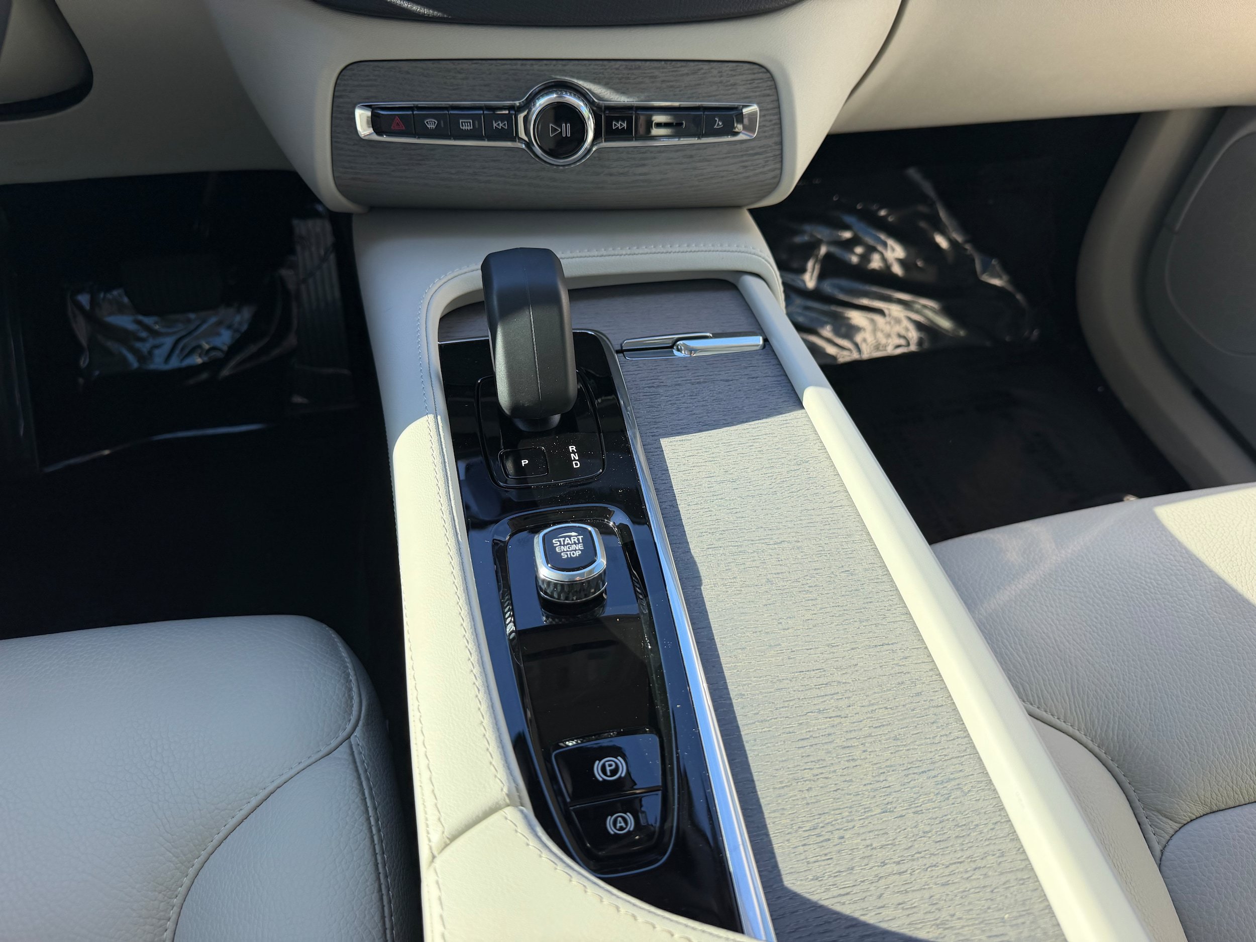 Certified 2025 Volvo XC90 B6 Plus w/ Protection Package Premier AWD/4WD image 16