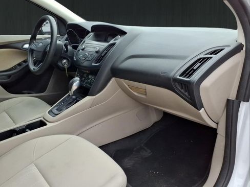 Used 2018 Ford Focus SE w/ SE Appearance Package FWD image 13