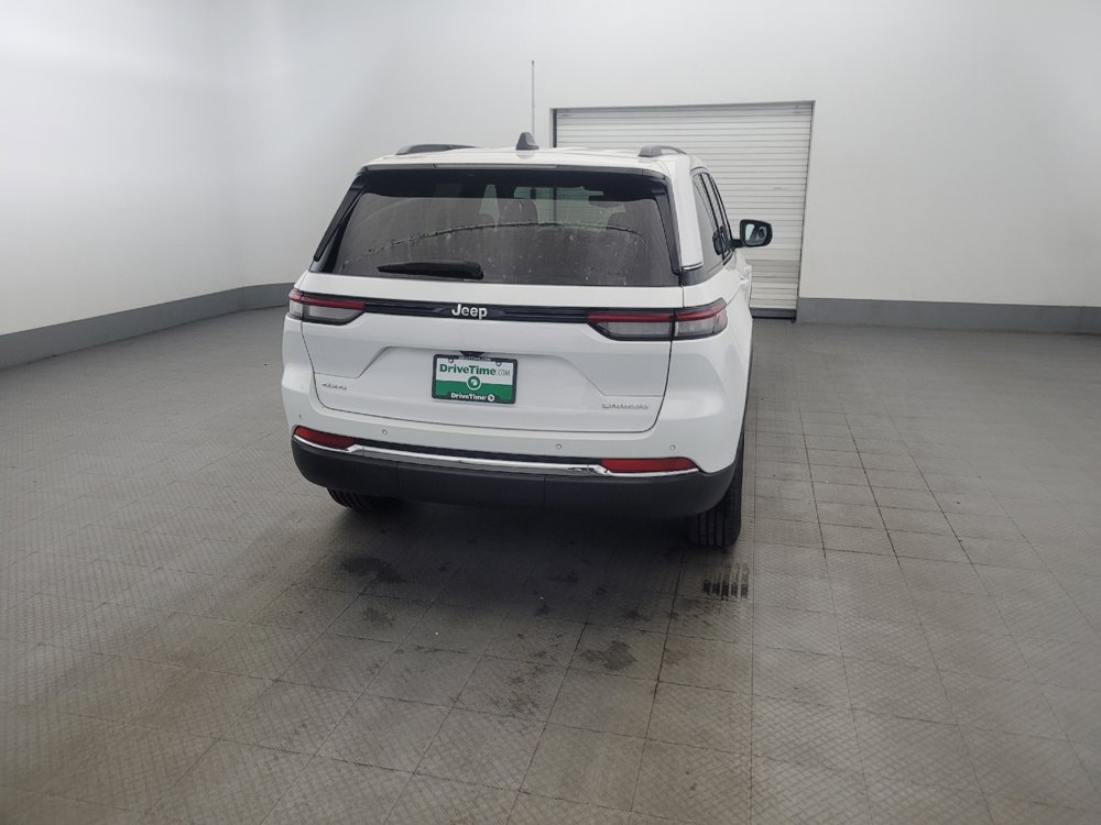 Used 2023 Jeep Grand Cherokee Laredo AWD/4WD image 7