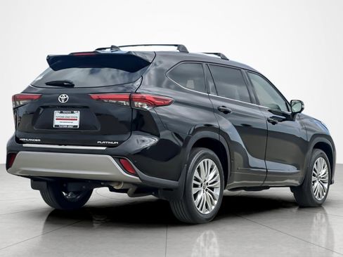 Used 2023 Toyota Highlander Platinum FWD image 5