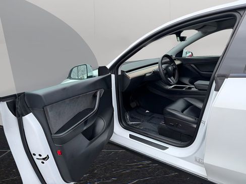 Used 2022 Tesla Model Y Long Range image 13