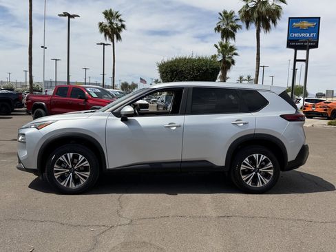 Used 2023 Nissan Rogue SV image 2