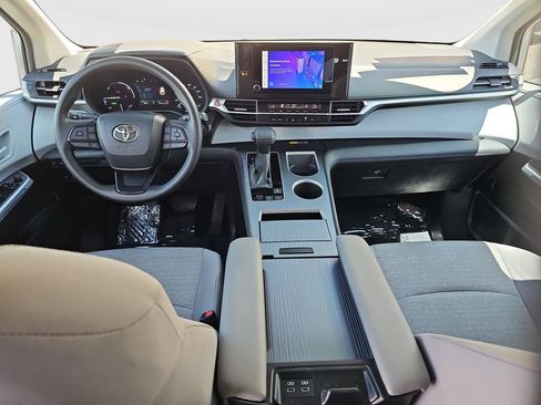 Certified 2025 Toyota Sienna LE FWD image 18