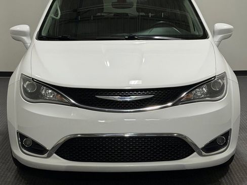 Used 2018 Chrysler Pacifica Touring-L w/ Tire & Wheel Group FWD image 3