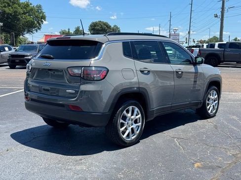Used 2023 Jeep Compass Latitude w/ Sun and Sound Group AWD/4WD image 5