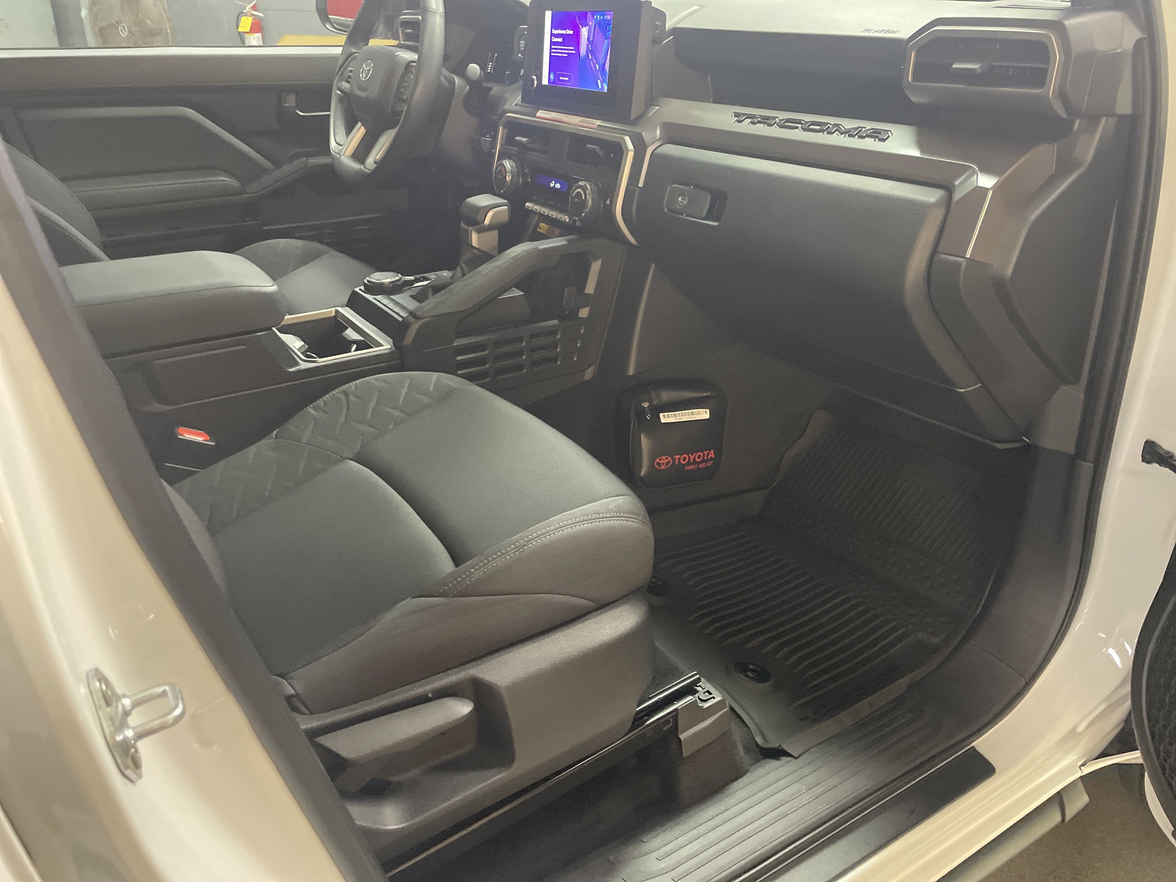 Used 2024 Toyota Tacoma SR5 AWD/4WD image 34