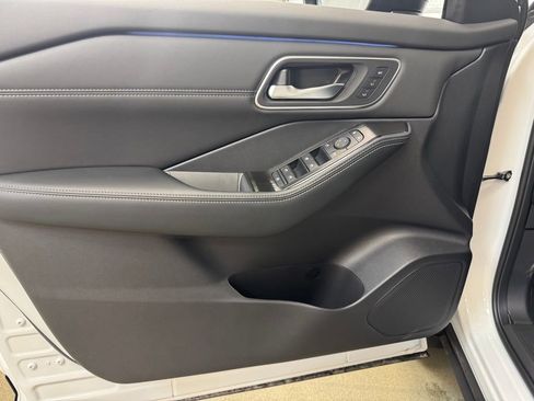 New 2026 Nissan Rogue Platinum image 8