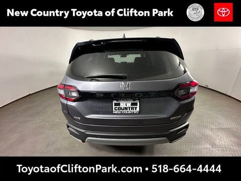 Used 2025 Honda Pilot Touring image 4