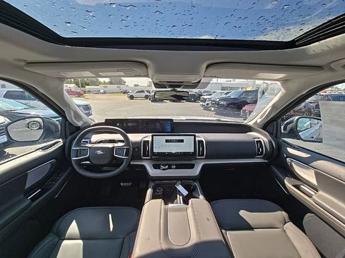 New 2025 Ford Expedition Active image 2