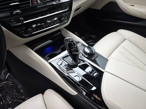 Used 2023 BMW M550i xDrive w/ Dynamic Handling Package AWD/4WD image 25