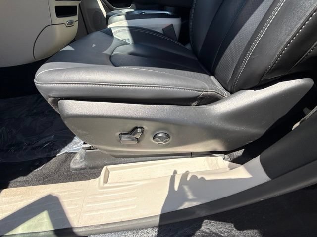 Used 2024 Chrysler Pacifica Touring-L FWD image 6