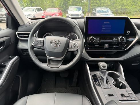 Used 2025 Toyota Highlander XLE FWD image 2