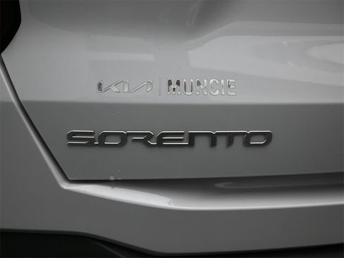 Certified 2025 Kia Sorento S image 10