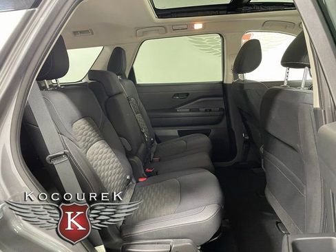 Used 2024 Nissan Pathfinder SV AWD/4WD image 22