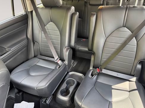 Used 2021 Toyota Highlander XLE AWD/4WD image 13