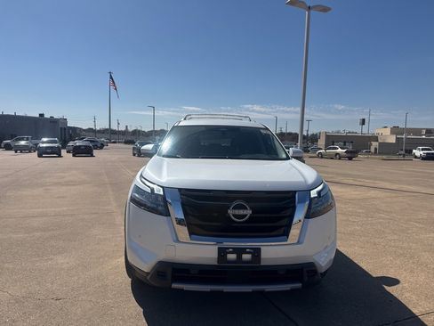 Certified 2025 Nissan Pathfinder SL image 4