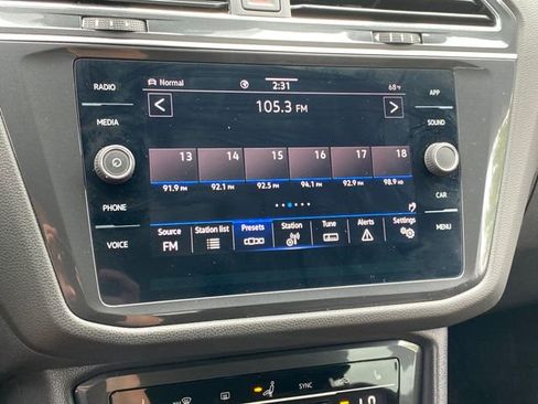 Used 2023 Volkswagen Tiguan SE AWD/4WD image 28
