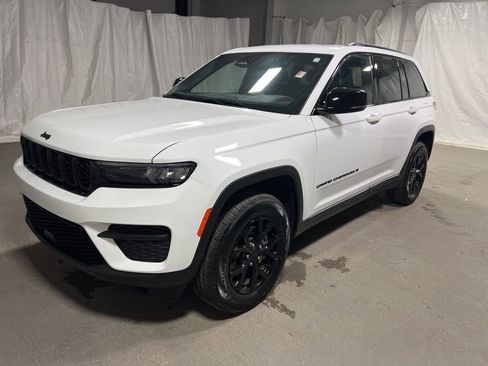 Used 2025 Jeep Grand Cherokee Altitude AWD/4WD image 3