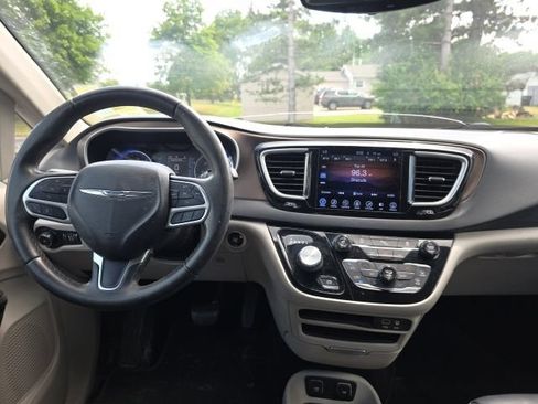 Used 2017 Chrysler Pacifica Touring-L FWD image 18