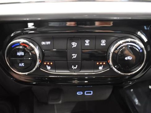 Used 2025 Chevrolet Trax LT w/ LT Convenience Package FWD image 27