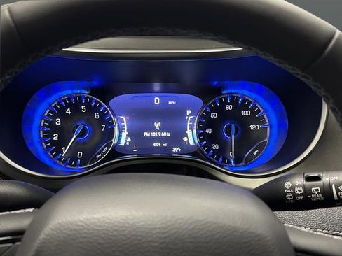 Used 2024 Chrysler Pacifica Limited w/ S Appearance Package image 17