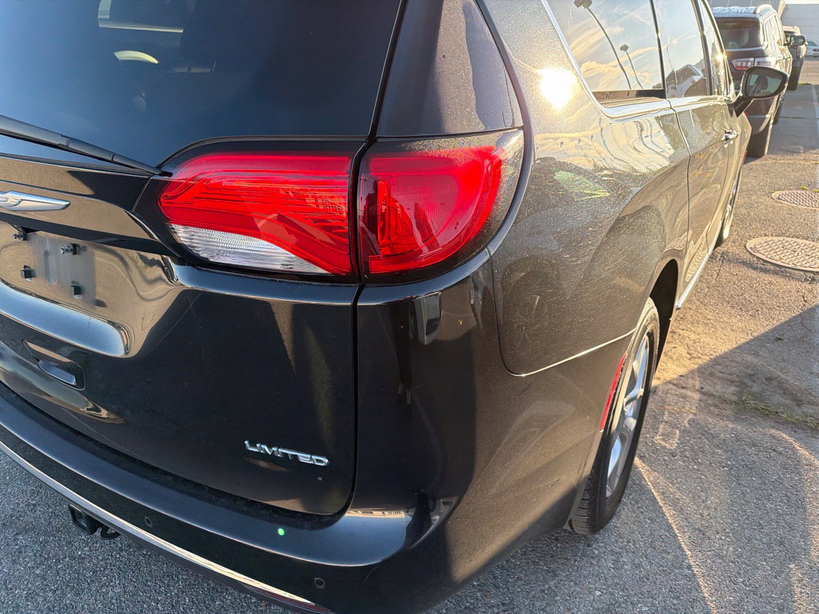 Used 2017 Chrysler Pacifica Limited w/ UConnect Theater Package FWD image 6