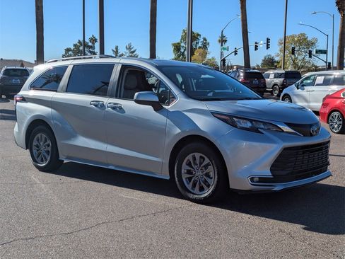 Used 2024 Toyota Sienna XLE image 8
