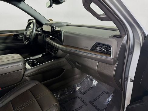 Used 2025 Chevrolet Suburban High Country AWD/4WD image 27