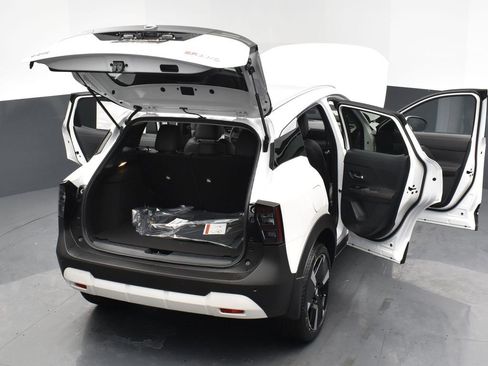 Certified 2025 Nissan Kicks SR image 28