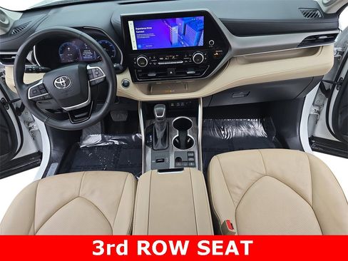 Used 2024 Toyota Highlander Limited image 9