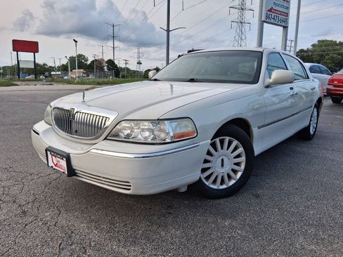 Used 2005 Lincoln Town Car Signature Limited RWD image 1